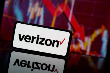 Paris, Fransa - 13 Mart 2023: Verizon şirket hisseleri borsaya düştü. Verizon Şirketi 'nin finansal krizi ve başarısızlığı. Ekonomi çöküyor