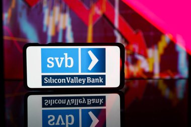 Kaunas, Litvanya - 12 Mart 2023: Kırmızı arka planda Silikon Vadisi Bankası logosu. Silikon Vadisi Bankası çökmüş. Banka iflas etti. Yüksek kalite fotoğraf