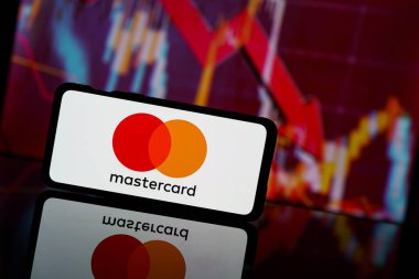 Paris, Fransa - 13 Mart 2023: Mastercard şirketi hisseleri borsaya düştü. Mastercard şirketi finansal kriz ve başarısızlık. Ekonomi çöküyor