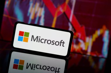 Paris, Fransa - 13 Mart 2023: Microsoft şirket hisseleri borsaya düştü. Microsoft şirketinin finansal krizi ve başarısızlığı. Ekonomi çöküyor