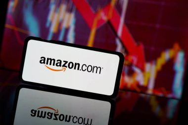 Paris, Fransa - 13 Mart 2023: Amazon şirket hisseleri borsada düşüyor. Amazon Şirketi 'nin finansal krizi ve başarısızlığı. Ekonomi çöküyor
