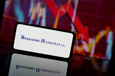 Paris, Fransa - 13 Mart 2023: Berkshire hathaway şirket hisseleri borsaya düştü. Berkshire hathaway şirketinin finansal krizi ve başarısızlığı. Ekonomi çöküyor