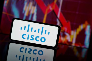 Paris, Fransa - 13 Mart 2023: Cisco şirket hisseleri borsaya düştü. Cisco şirketinin mali krizi ve başarısızlığı. Ekonomi çöküyor