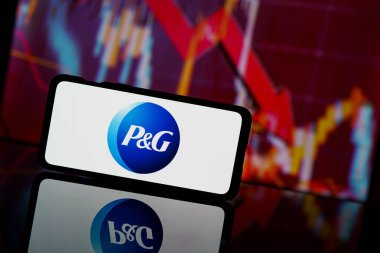 Paris, Fransa - 13 Mart 2023: P ve G şirket hisseleri borsaya düştü. Procter Gamble şirketinin mali krizi ve başarısızlığı. Ekonomi çöküyor