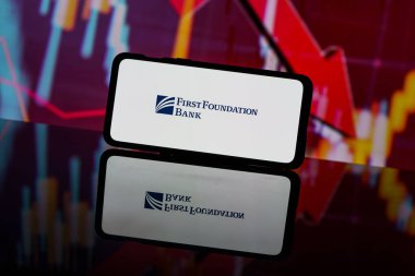 Kaunas, Litvanya - 13 Mart 2023: Kırmızı zemin üzerinde Birinci Vakıf Bankası logosu. Banka battı. Banka iflas etti.