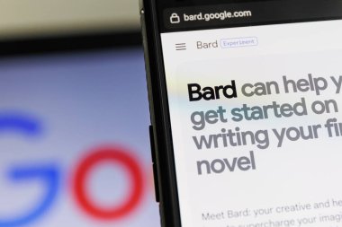 Kaunas, Litvanya - 22 Mart 2023: Google Bard AI ekranda. Google yeni Yapay Zeka Chatbot Ozanı başlattı. Yüksek kalite fotoğraf