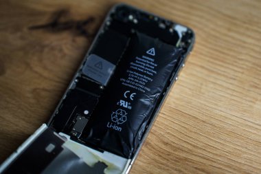 Kaunas, Litvanya - 2023 Marh 13: Lityum iyon bataryası patlamış Iphone. Li-ion şişmiş batarya. Yüksek kalite fotoğraf