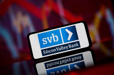 Kaunas, Litvanya - 12 Mart 2023: Kırmızı arka planda Silikon Vadisi Bankası logosu. Silikon Vadisi Bankası çökmüş. Banka iflas etti. Yüksek kalite fotoğraf