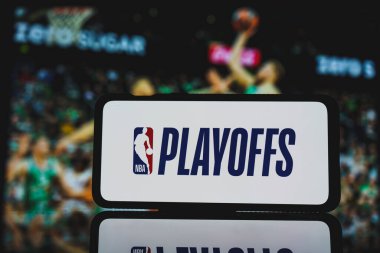 Kaunas, Litvanya - 11 Nisan 2023: NBA Playoffları logosu ve basketbol maçı arka planda. Yüksek kalite fotoğraf