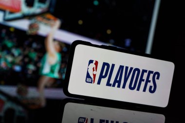Kaunas, Litvanya - 11 Nisan 2023: NBA Playoffları logosu ve basketbol maçı arka planda. Yüksek kalite fotoğraf
