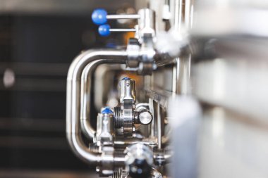 Bira demleniyor. Ticari bira ekipmanları yakın çekim. Endüstriyel bira, paslanmaz boru.
