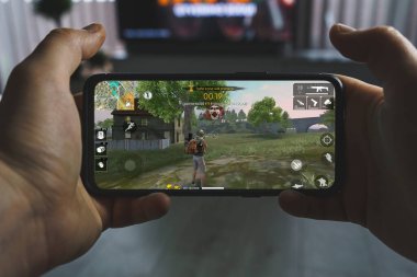 Kaunas, Litvanya - 16 Nisan 2023: Garena Free Fire mobil oyunu oynanıyor. Akıllı telefondan oyun bakış açısı. Yüksek kalite fotoğraf