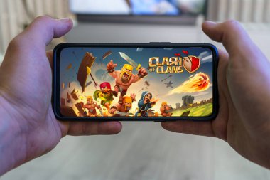 Kaunas, Litvanya - 16 Nisan 2023: Clash of Clans mobil oyunu. Akıllı telefondan oyun bakış açısı. Yüksek kalite fotoğraf