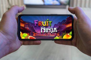 Kaunas, Litvanya - 16 Nisan 2023: Meyve Ninja mobil oyunu oynanıyor. Akıllı telefondan oyun bakış açısı. Yüksek kalite fotoğraf