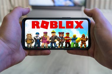 Kaunas, Litvanya - 16 Nisan 2023: Roblox mobil oyunu oynanıyor. Akıllı telefondan oyun bakış açısı. Yüksek kalite fotoğraf