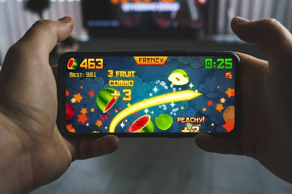 Kaunas Lithuania 2023 April Playing Fruit Ninja Mobile Game 从智能手机的角度来看游戏 — 图库照片