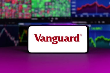 Vilnius, Litvanya - 21 Nisan 2023: Borsa haritalarının önündeki Vanguard borsa endeksi. Yüksek kalite fotoğraf