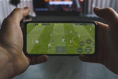 Kaunas, Litvanya - 16 Nisan 2023: PUBG mobil oyunu oynanıyor. Akıllı telefondan oyun bakış açısı. Yüksek kalite fotoğraf