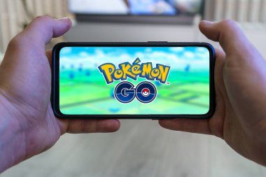 Kaunas, Litvanya - 16 Nisan 2023: Pokemon go mobil oyunu. Akıllı telefondan oyun bakış açısı. Yüksek kalite fotoğraf