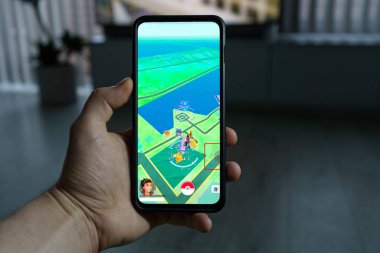 Kaunas, Litvanya - 16 Nisan 2023: Pokemon go mobil oyunu. Akıllı telefondan oyun bakış açısı. Yüksek kalite fotoğraf