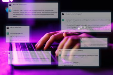 Kaunas, Litvanya - 25 Nisan 2023: ChatGPT sohbet penceresi. ChatGPT uygulaması dizüstü bilgisayardan ekran hologramına. Al Chatbot 'la sohbet ediyorum. Yüksek kalite fotoğraf