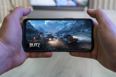 Kaunas, Litvanya - 19 Nisan 2023: World of Tanks mobil oyunu oynanıyor. Bakış açısına göre akıllı telefondan tankların futbol maçı