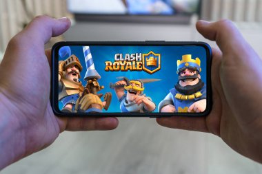 Kaunas, Litvanya - 19 Nisan 2023: Clash Royale mobil oyunu oynanıyor. Oyun bakış açısı Akıllı telefondan Clash Royale oyunu