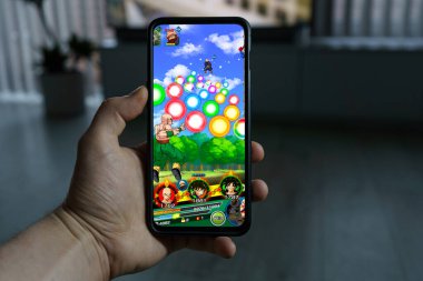 Kaunas, Litvanya - 19 Nisan 2023: Dragon ball z mobil oyunu oynanıyor. Akıllı telefondan Dragon Ball Z oyununa bakış açısı