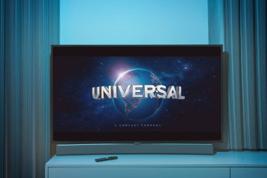 Kaunas, Litvanya - 5 Mayıs 2023: TV 'de evrensel resimler logosu. Universal Pictures bir Amerikan film yapım ve dağıtım şirketidir. Yüksek kalite fotoğraf