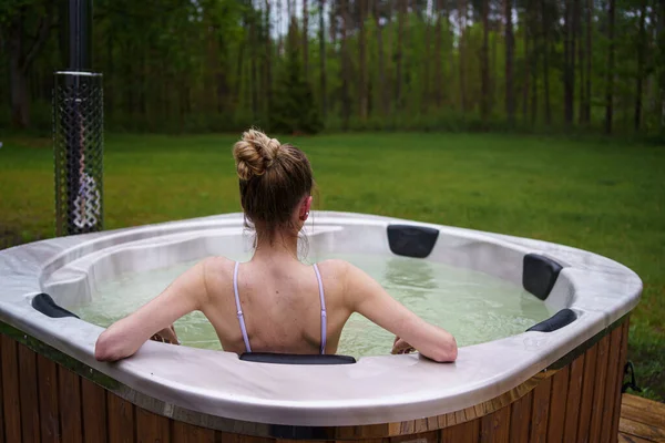 Žena Volný Čas Lázních Hot Tub Obklopen Zeleným Lesem Kvalitní — Stock fotografie