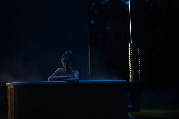 Frau Entspannen Sie Whirlpool Draußen Der Nacht Filmischer Blick Hochwertiges — Stockfoto