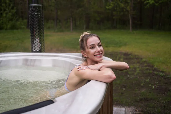 Beautiful Happy Woman Enjoys Hot Tub Spa Surrounded Forest Scenery — Stock Photo, Image