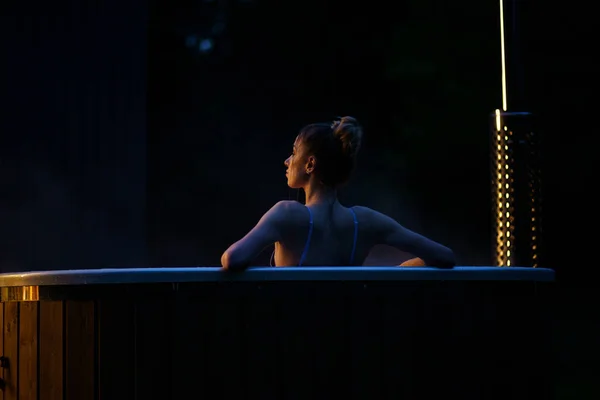 Mujer Disfruta Spa Con Bañera Hidromasaje Naturaleza Foto Alta Calidad — Foto de Stock