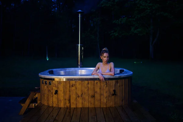 Vrouw Houdt Van Hot Tub Spa Natuur Hoge Kwaliteit Foto — Stockfoto
