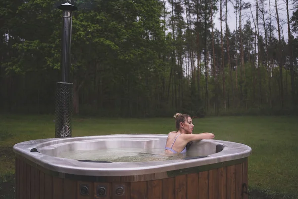 Young Woman Chilling Hot Tub Surrounded Relaxing Forest Green Nature — Stock Photo, Image