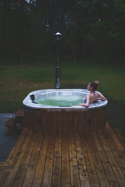 Mladá Žena Chladí Vířivce Obklopena Relaxačním Lesem Zelenou Přírodou Kvalitní — Stock fotografie