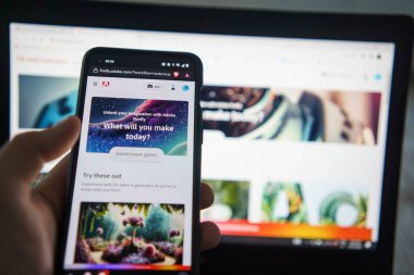 Kaunas, Litvanya - 25 Mayıs 2023: PC ve Smartphone ekranında Adobe Firefly. Yüksek kalite fotoğraf
