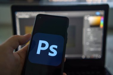 Kaunas, Litvanya - 25 Mayıs 2023: PC ve Smarthpone ekranında Adobe Photoshop. Yüksek kalite fotoğraf
