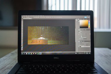 Kaunas, Litvanya - 25 Mayıs 2023: PC ve Smarthpone ekranında Adobe Photoshop. Yüksek kalite fotoğraf