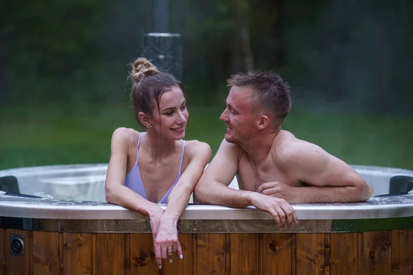 Happy Young Couple Enjoying Hot Tub Nature Rustic Hot Bath — Stock Photo, Image