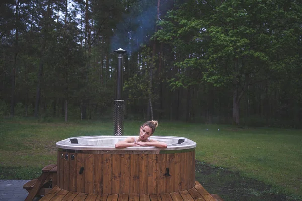 Mujer Joven Que Relaja Bañera Hidromasaje Rodeada Bosque Relajante Naturaleza — Foto de Stock