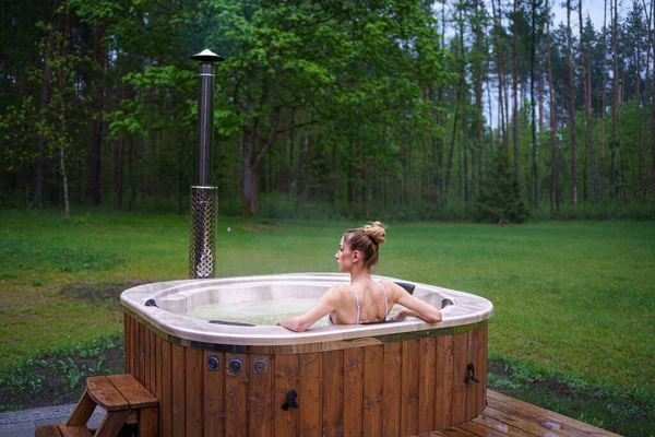 Joven Mujer Feliz Relajarse Bañera Hidromasaje Disfrutando Solidez Spa Afuera — Foto de Stock