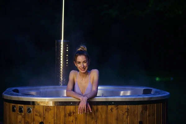 Woman Enjoys Hot Tub Spa Nature High Quality Photo — Stock Photo, Image