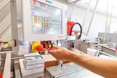 Yeni Teknoloji kitabı ve dergi baskı makinesi. Yüksek kalite fotoğraf