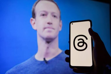 Vilnius, Litvanya - 10 Temmuz 2023: Telefon ekranında bir instagram uygulama logosu ve arka planda Mark Zuckerberg