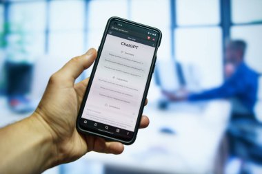 Kaunas, Litvanya - 19 Temmuz 2023: Ofiste Openai Chatgpt sohbet robotu uygulaması kullanan adam