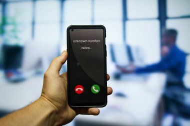 Cep telefonundan bilinmeyen bir numaradan aranmış. Yüksek kalite fotoğraf