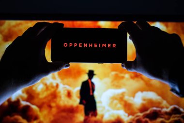Vilnius, Litvanya - 22 Temmuz 2023: Oppenheimer film logosu ve poster ekranda. Yüksek kalite fotoğraf