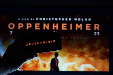 Vilnius, Litvanya - 22 Temmuz 2023: Oppenheimer film logosu ve poster ekranda. Yüksek kalite fotoğraf