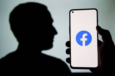 Vilnius, Litvanya - 23 Temmuz 2023 Facebook logosu ve Mark Zuckerberg silueti ekranda. Yüksek kalite fotoğraf